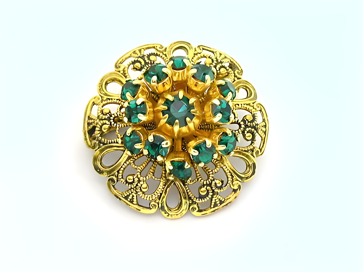 Damen Brosche im Sexy City Look in grün rund, Hersteller Juwelier Harnisch, Strass Brosche in grün mit filigranem goldfarbenem Design und glitzernden Steinen.