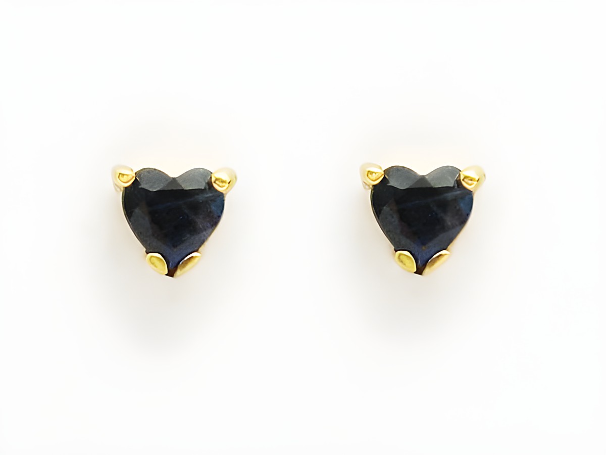 Gold Ohrstecker in Herzform mit Saphir, Hersteller Juwelier Harnisch, elegante Ohrringe, zeitloses Design, ideal für besondere Anlässe oder den Alltag.
