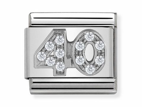 Silbernes Charm mit der Zahl 40, verziert mit klaren Kristallen, aus der Kollektion SilverShine Classic des Herstellers Nomination, ideal als Geschenk oder Jubiläumssymbol.