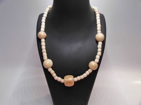 61940-0 Holzkette - Multiform - 19 mm - naturbraun - 60 cm von Juwelier Harnisch, aus unterschiedlich geformten Holzperlen gefertigt, auf einem schwarzen Präsentationsstand.