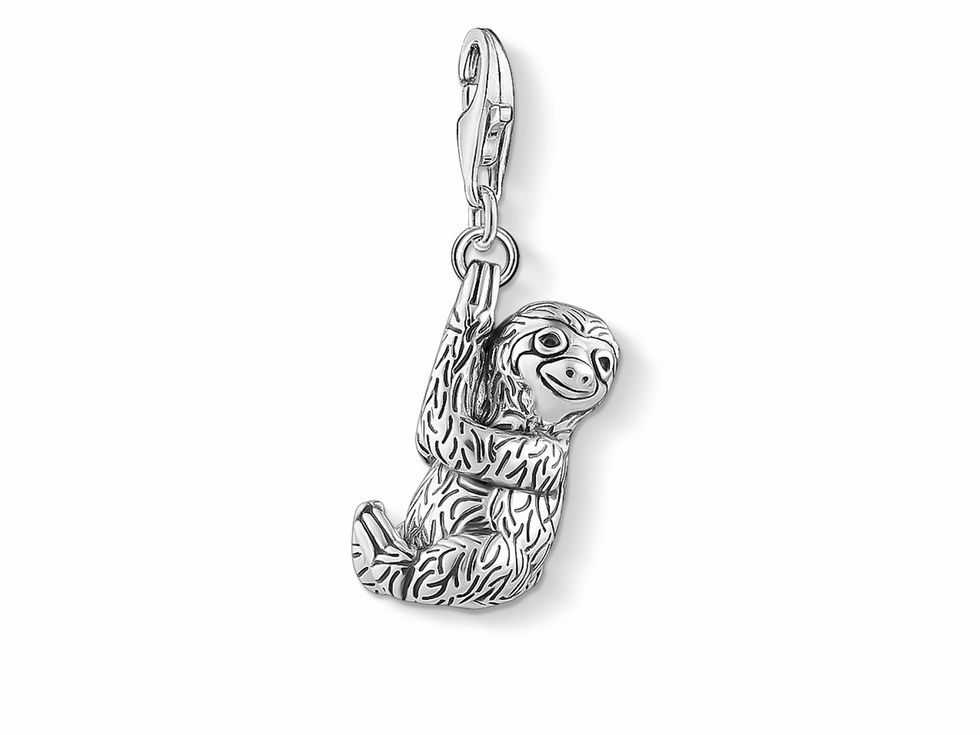 56968030-0 Der Charm-Anhänger von Thomas Sabo zeigt ein süßes Faultier aus Sterling Silber mit feinen Zirkonia in Schwarz, das entspannt von einem Ast hängt und ist ideal für tierliebende Schmuckliebhaber.