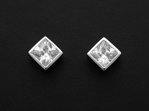 Ohrstecker DAVID aus rhodiniertem Sterling Silber mit Zirkonia, im schlichten, eleganten Design, perfekt für jeden Anlass, hergestellt von Juwelier Harnisch.