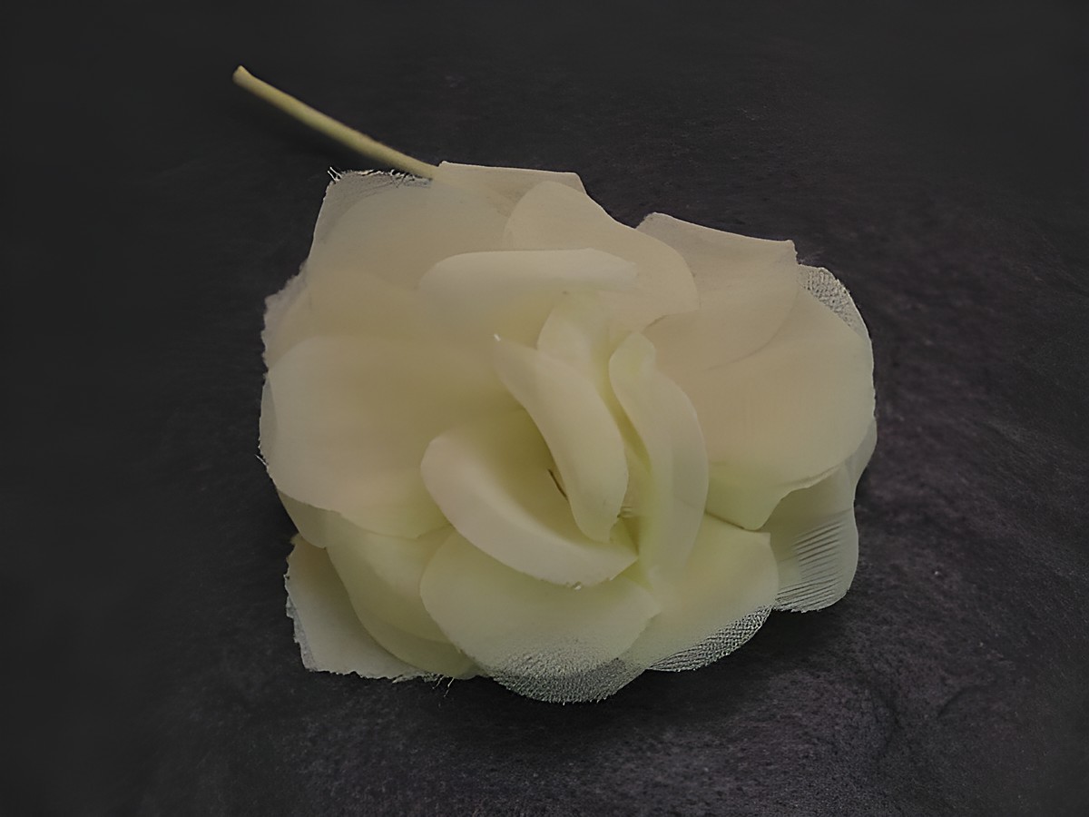 Haarschmuck aus gelber Textilblume von Juwelier Harnisch, ideal für sommerliche Anlässe, verleiht jedem Outfit eine frische Note.