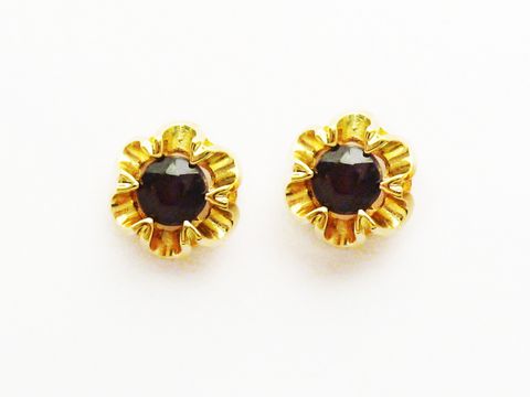 Granat Schmuck Ohrringe 10,3 mm Ohrstecker in Gold mit runden, dunkelroten Granaten, umrahmt von einer eleganten goldenen Fassung, vom Hersteller Juwelier Harnisch.