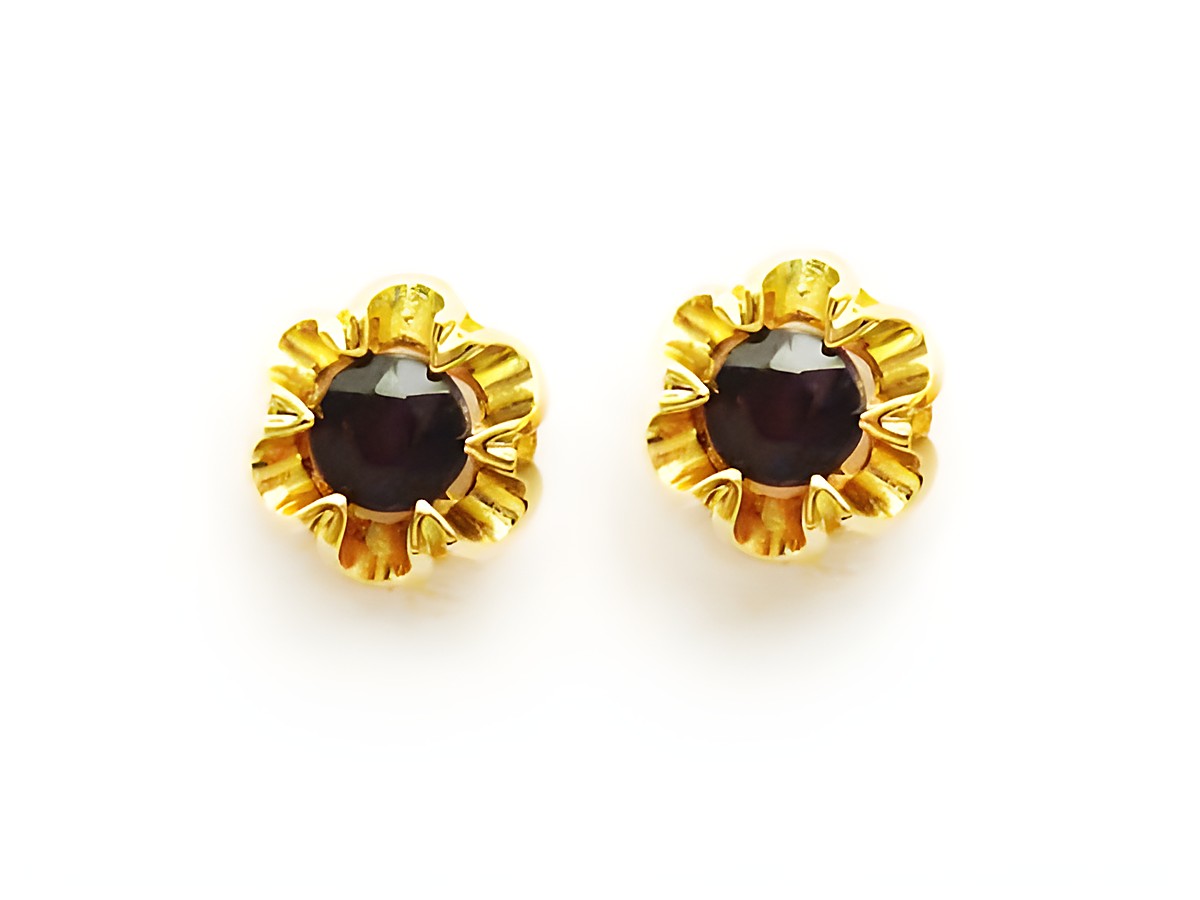 Granat Schmuck Ohrringe 10,3 mm Ohrstecker in Gold mit runden, dunkelroten Granaten, umrahmt von einer eleganten goldenen Fassung, vom Hersteller Juwelier Harnisch.