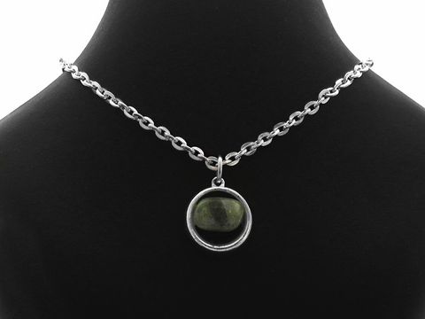 Kette inkl. Anhänger aus grünem Achat, versilbert, 40 cm lang, Hersteller Juwelier Harnisch, elegantes Set für stilbewusste Trägerinnen, ideal für jeden Anlass.
