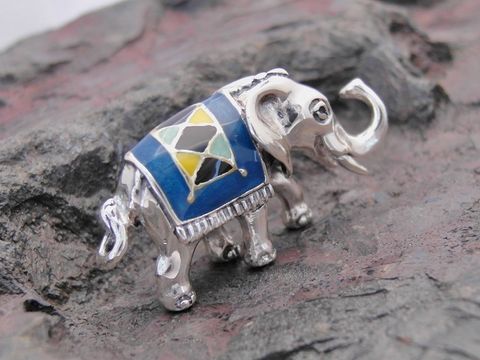 Silber Dekofigur - Elefant - Tier - stehend - Emaille, Hersteller: Juwelier Harnisch, Figuren. Der Elefant hat eine kunstvolle Emaille-Verzierung in Blau, Gelb und Schwarz.