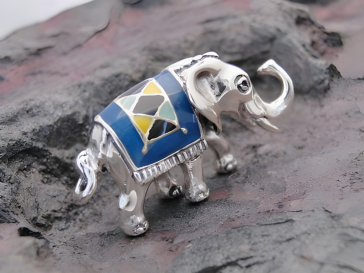 Silber Dekofigur - Elefant - Tier - stehend - Emaille, Hersteller: Juwelier Harnisch, Figuren. Der Elefant hat eine kunstvolle Emaille-Verzierung in Blau, Gelb und Schwarz.