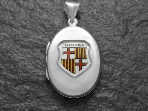 Silbernes Medaillon mit dem Wappen von Barcelona, farbige Darstellung der gotischen Elemente und Streifen, von Juwelier Harnisch, hochwertiges Europa Medaillon.