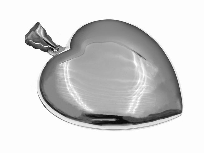 Ein glänzendes Herz-Medaillon aus Sterling Silber mit einer Größe von 45 mm, gefertigt vom Juwelier Harnisch, elegant und zeitlos in Form.