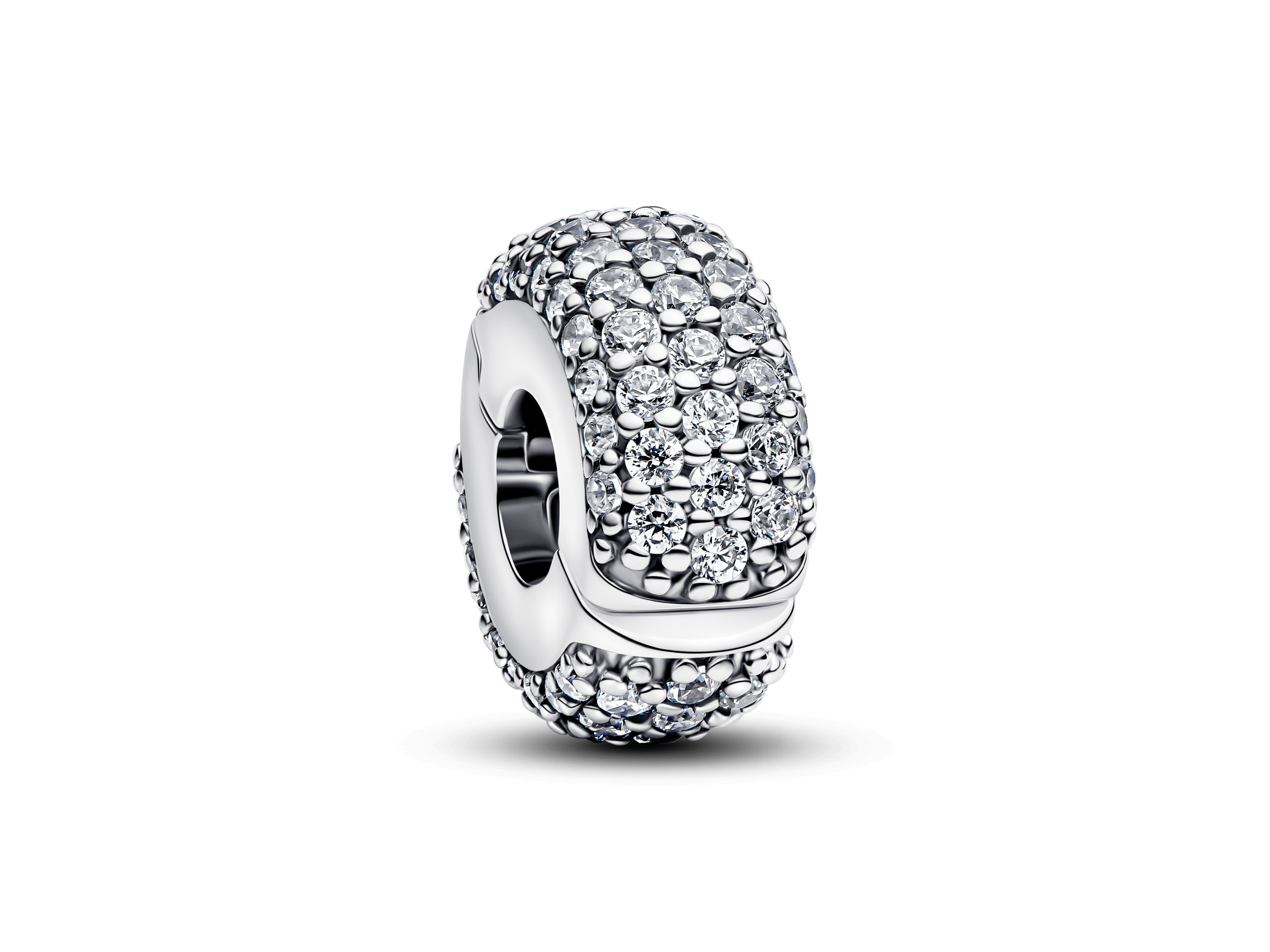 Der Pavé Clip-Charm von Pandora aus Sterling Silber ist kunstvoll mit Zirkonia besetzt und zeichnet sich durch ein elegantes und funkeldes Design aus. Ideal für ein stilvolles Schmuckstück.
