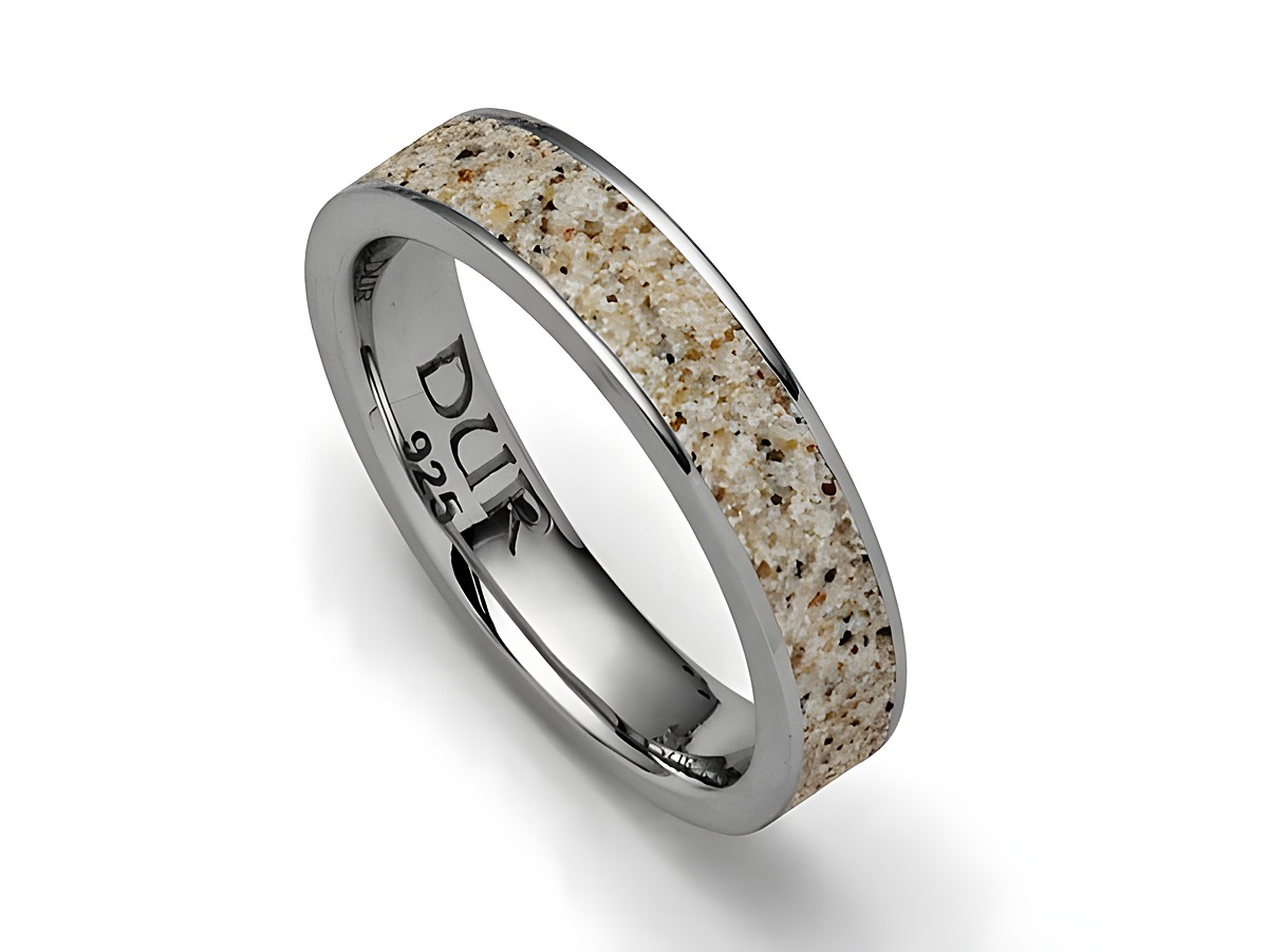 Silberner Ring von DUR mit der Bezeichnung Marina Sand. Der Ring ist mit Strandsand verziert und hat die Größe 62. Auf der Innenseite befindet sich die Herstellergravur.