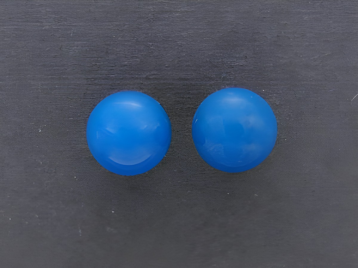 Silber Ohrringe mit blauen Achat Kugeln von 6,5 mm, Hersteller Juwelier Harnisch, elegantes Design, passend für jeden Anlass.