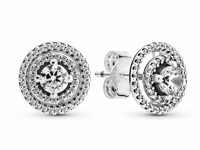 Zwei funkelnde Doppelhalo-Ohrstecker von Pandora mit Zirkonia in Silber. Die Ohrringe haben einen zentralen Stein, umgeben von glitzernden Kreisen für ein elegantes Design.