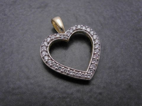 Gold Anhänger in Herzform mit romantischem Design aus bicolor Zirkonia in weiß, Hersteller Juwelier Harnisch, Perlen & Steine.