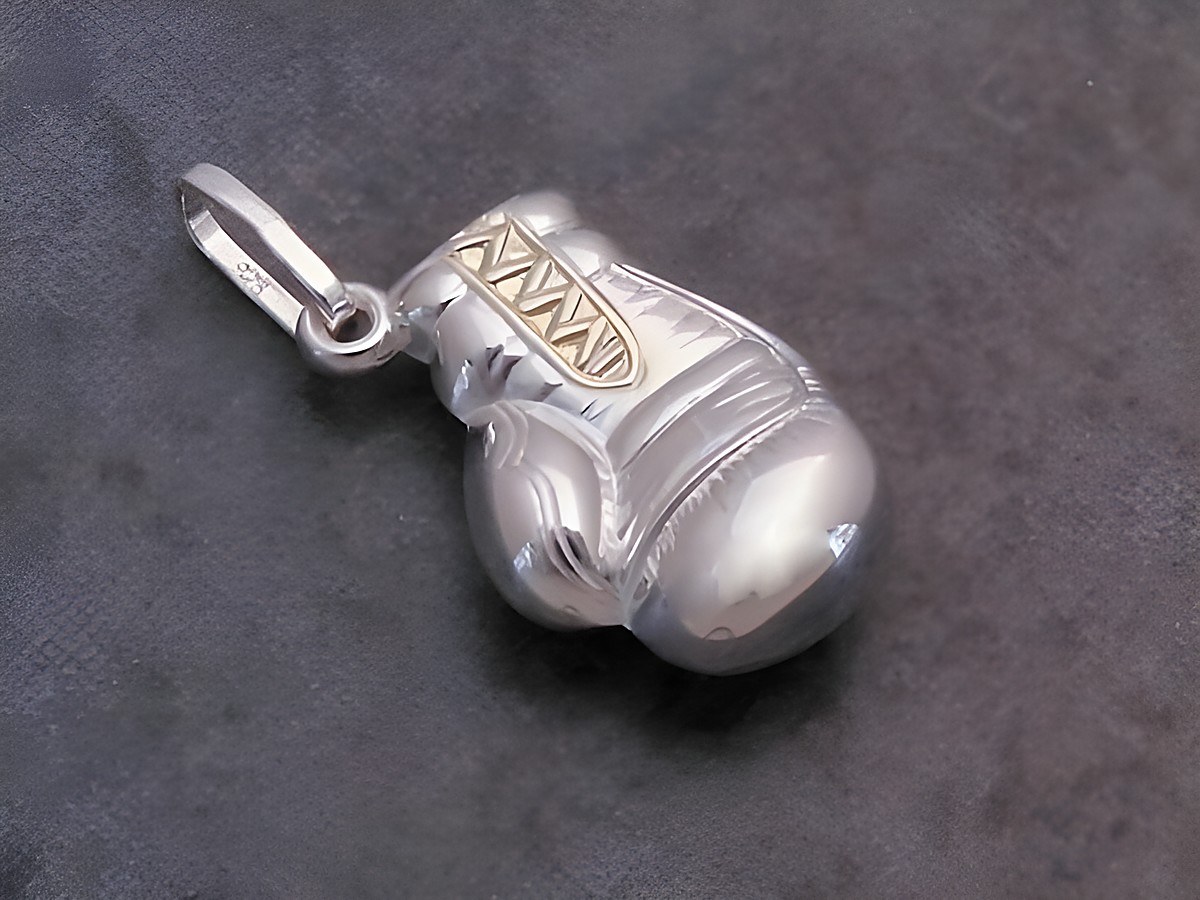 Silber Anhänger in Form eines Boxhandschuhs, sportlich und bicolor in silber-goldfarben, hergestellt von Juwelier Harnisch, ideal für Sportliebhaber.
