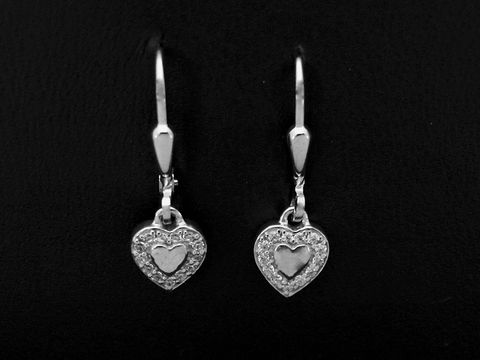 Silber Ohrringe in Herzform mit Zirkonia, rhodiniert und romantisch, Ohrhänger des Herstellers Juwelier Harnisch, dekoriert mit funkelnden Steinen.