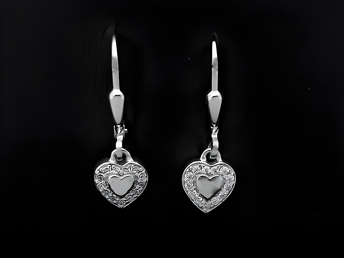 Silber Ohrringe in Herzform mit Zirkonia, rhodiniert und romantisch, Ohrhänger des Herstellers Juwelier Harnisch, dekoriert mit funkelnden Steinen.