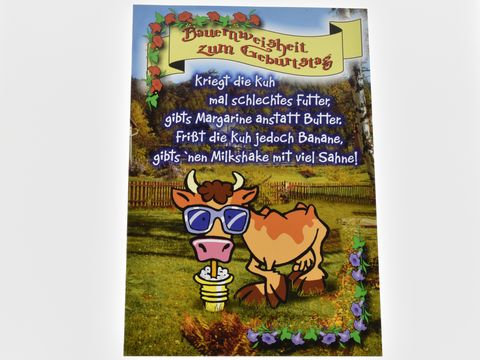 Geburtstagskarte mit einer lustigen, cartoonhaften Kuh, die einen Milkshake hält. Der Hintergrund zeigt eine ländliche Szenerie mit Zaun und Blumen. Text auf der Karte enthält humorvolle Sprüche über Kühe.