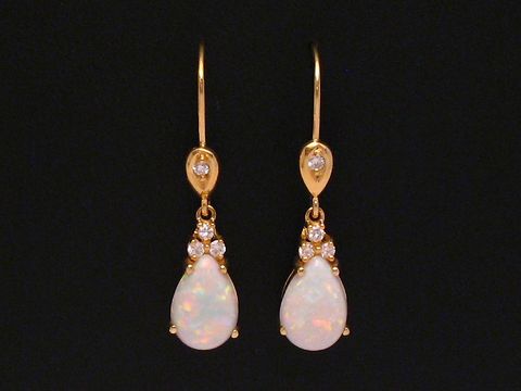 Ohrhänger EDEL aus Gold 585 mit anmutigem Brillant und Opal, hergestellt von Juwelier Harnisch, stilvolles Design mit funkelnden Steinen.