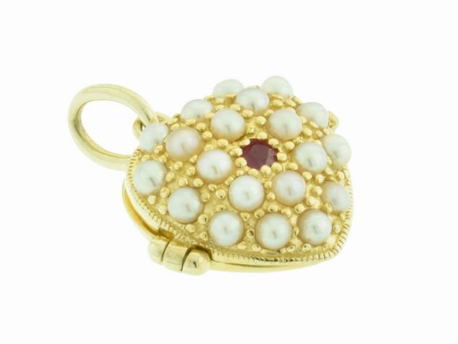 302405-0 Anhänger in Herzform mit Rubin und Zuchtperlen, gefertigt aus vergoldetem Silber 925, stilvoll und bezaubernd. Hersteller ist Juwelier Harnisch.