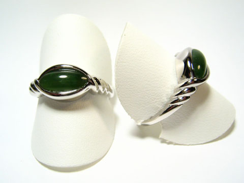 Silber Designer Ring rhodiniert mit grüner Jade, Hersteller Juwelier Harnisch, verstellbare Ringe, elegant präsentiert auf zwei Ringen.