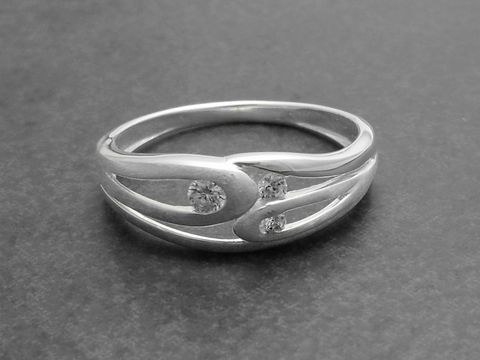 300224-0 Ring aus Sterling Silber mit kultigem Design und Zirkonia, Größe 58, Hersteller Juwelier Harnisch, elegant und zeitlos in der Ausstrahlung.