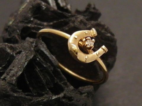 Goldring mit einem Hufeisen-Design, verziert mit einem Diamanten, Gold 333, Größe 54, Hersteller Juwelier Harnisch, bis Größe 54/17,5.