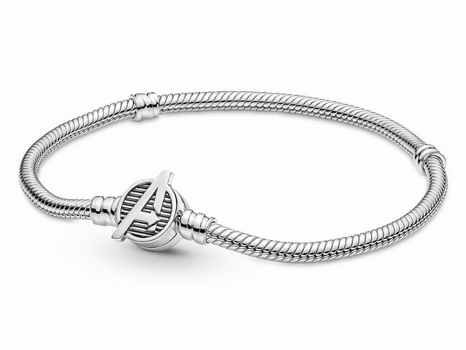 Silbernes Pandora Armband mit dem Marvel The Avengers Logo als Charm, Länge 20 cm, klassisches Design und hochwertige Verarbeitung für Fans der Avengers.