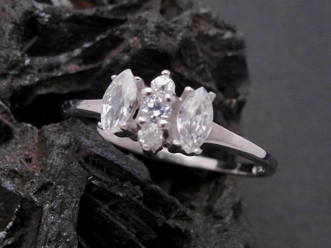 Weißgold Ring elegant Gold 585 Zirkonia Goldring Gr. 55, Hersteller Juwelier Harnisch bis Gr. 56/18 mit funkelnden Zirkonia-Steinen in ansprechender Anordnung.