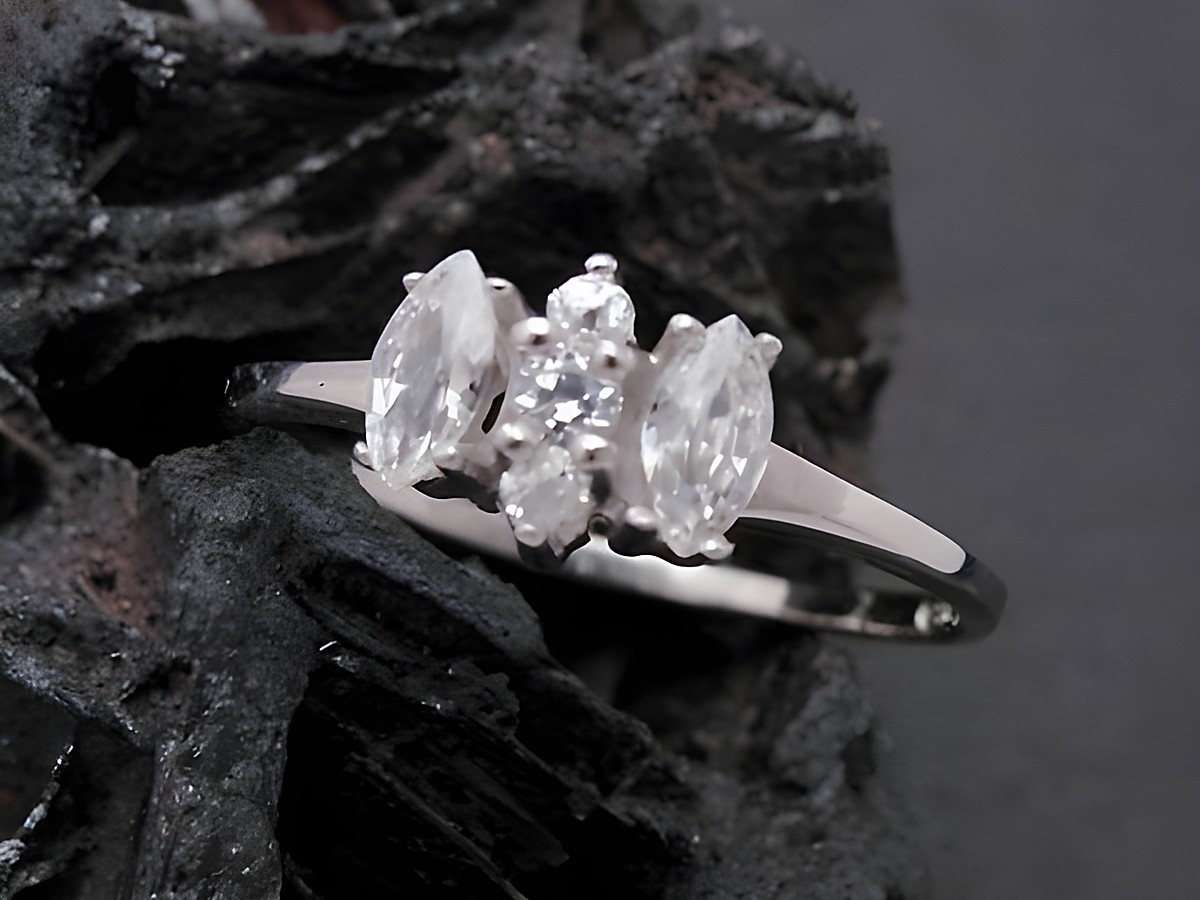 Weißgold Ring elegant Gold 585 Zirkonia Goldring Gr. 55, Hersteller Juwelier Harnisch bis Gr. 56/18 mit funkelnden Zirkonia-Steinen in ansprechender Anordnung.