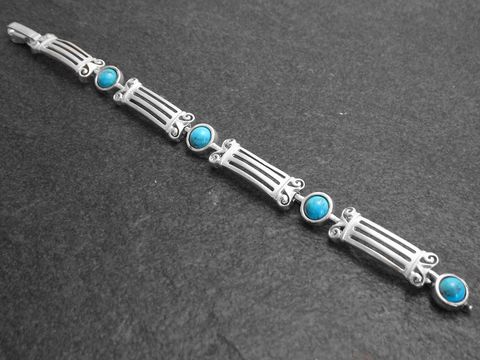 Silberarmband im Antik-Look mit einer Länge von 16 cm, dekoriert mit türkisfarbenen Steinen, von Juwelier Harnisch, elegantes Design.