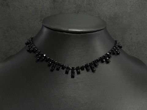 Strass Kette edel schwarz 45 cm schwarz, Hersteller Juwelier Harnisch, Fassung schwarz, elegante Halskette mit funkelnden schwarzen Steinen, ideal für festliche Anlässe.
