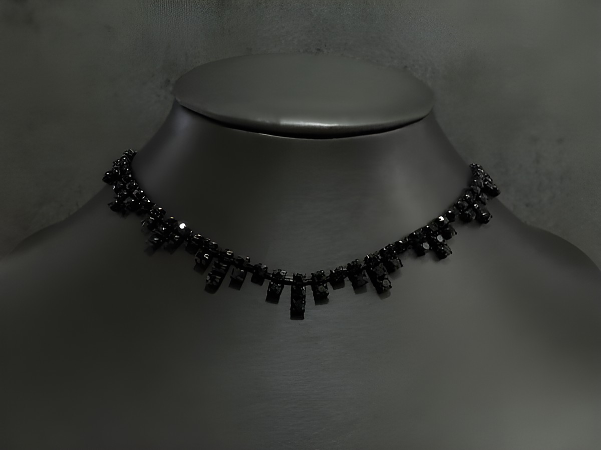 Strass Kette edel schwarz 45 cm schwarz, Hersteller Juwelier Harnisch, Fassung schwarz, elegante Halskette mit funkelnden schwarzen Steinen, ideal für festliche Anlässe.