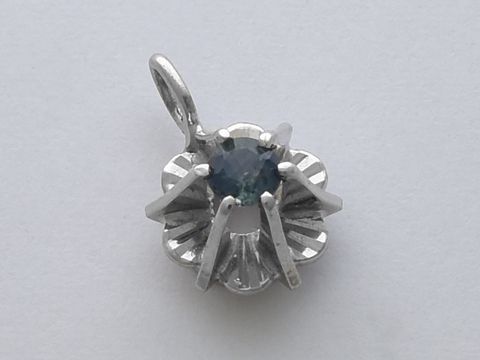 47394-0 Weißgold Anhänger in Form einer Blüte aus 750 Weißgold, feminin gestaltet mit einem Saphir in der Mitte, Hersteller: Juwelier Harnisch. Ideal für elegante Anlässe.