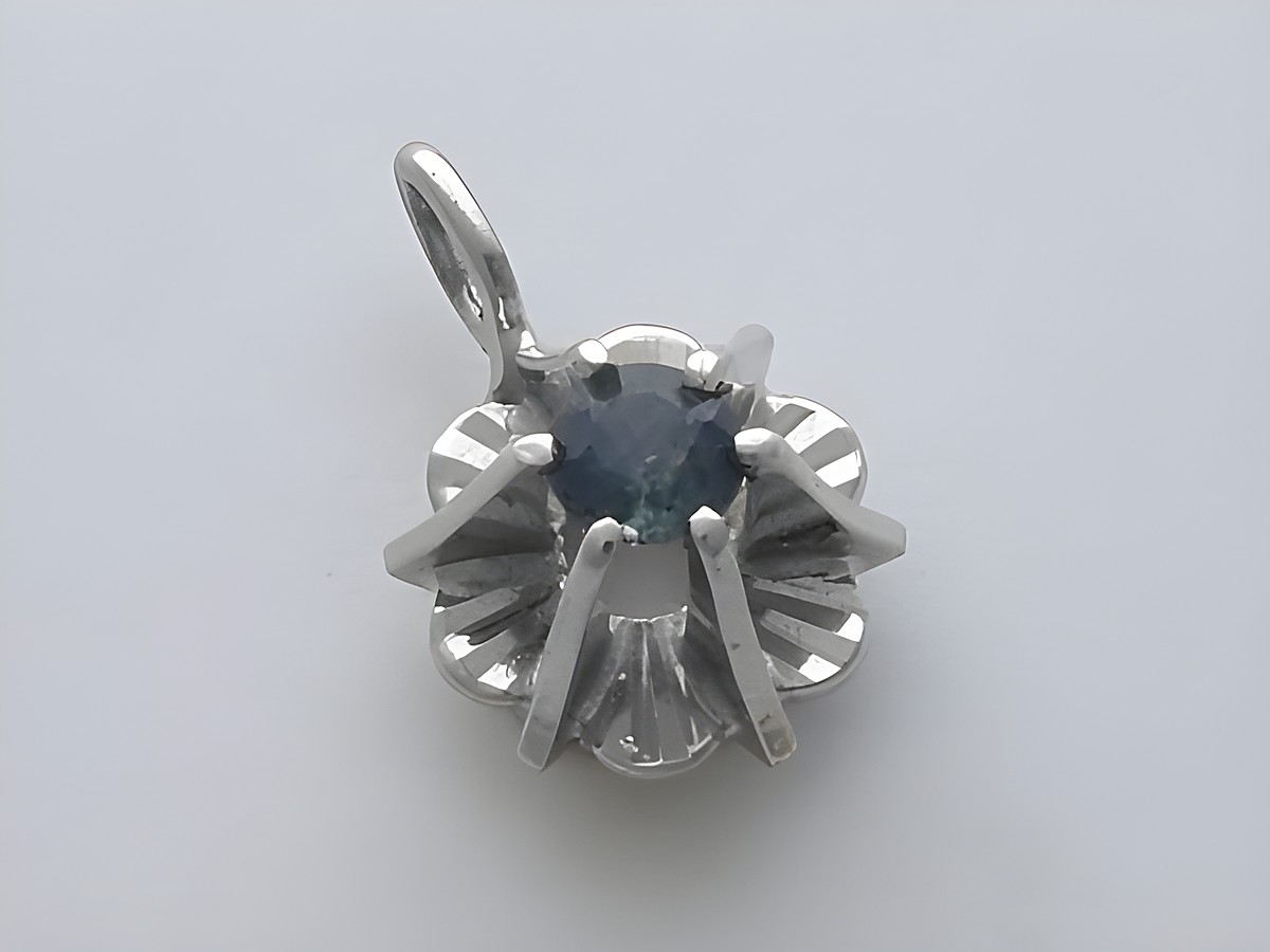Weißgold Anhänger in Form einer Blüte aus 750 Weißgold, feminin gestaltet mit einem Saphir in der Mitte, Hersteller: Juwelier Harnisch. Ideal für elegante Anlässe.