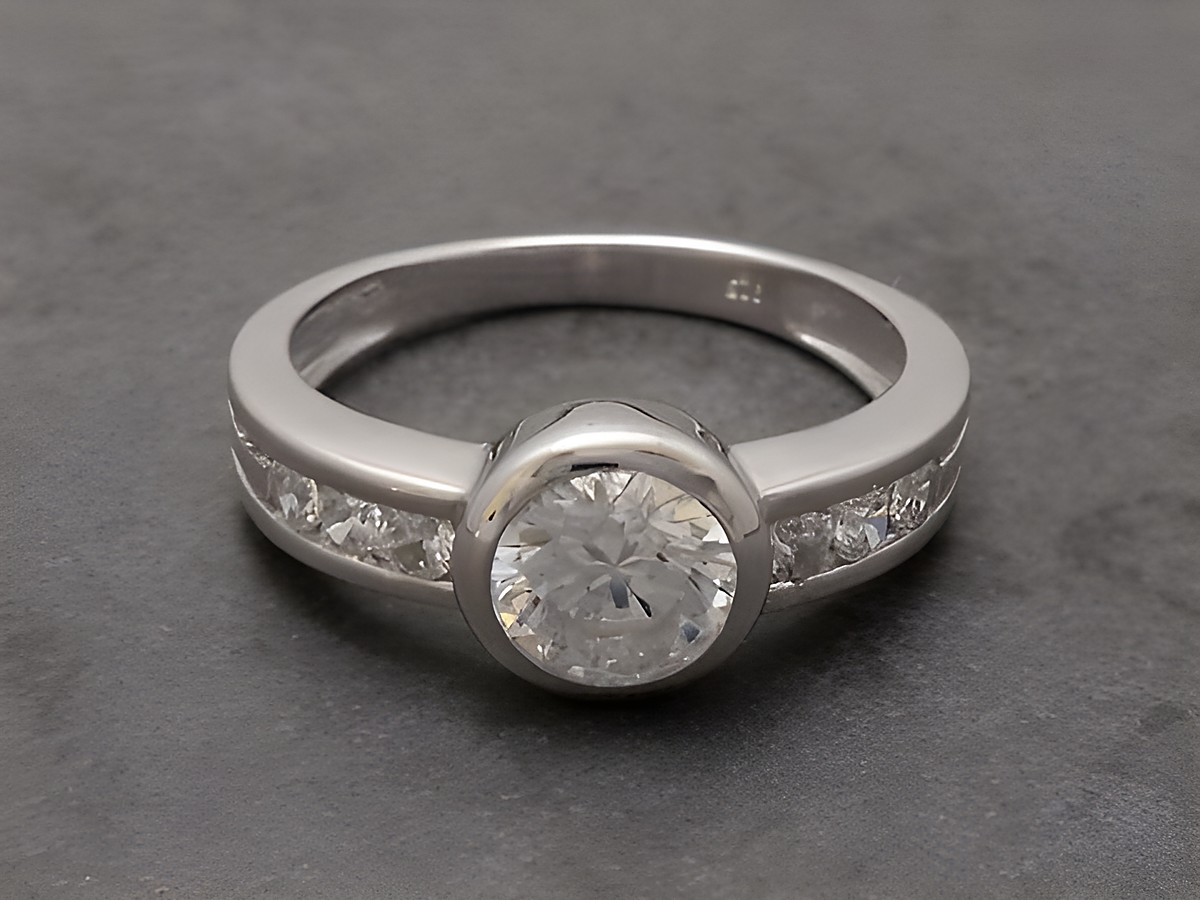 Eleganter Ring aus Sterling Silber mit rhodiniertem Finish,ziert ein großer Zirkonia in der Mitte und zusätzliche kleinere Zirkonia an den Seiten, Größe 56, Hersteller Juwelier Harnisch.