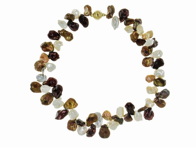 Perlenkette aus Keshi-Perlen in mehrfarbigen Tönen, Größen von 10,5 bis 18 mm, Länge 42 cm, mit silbernem Verschluss, Hersteller Juwelier Harnisch, bunt und stilvoll.