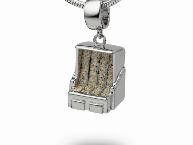 DUR Anhänger Strandkorb aus Sterling Silber, detailreiche Darstellung eines Strandkorbes mit sechs Sitzplätzen und eleganter Oberfläche, ideal für Schmuckliebhaber.