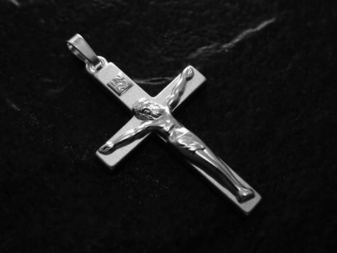 Sterling Silber Anhänger in Kreuzform mit Jesusfigur, gefertigt von Juwelier Harnisch, detaillierte Darstellung der Figur auf einem schlichten Hintergrund.