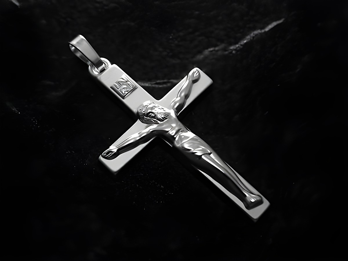 Sterling Silber Anhänger in Kreuzform mit Jesusfigur, gefertigt von Juwelier Harnisch, detaillierte Darstellung der Figur auf einem schlichten Hintergrund.