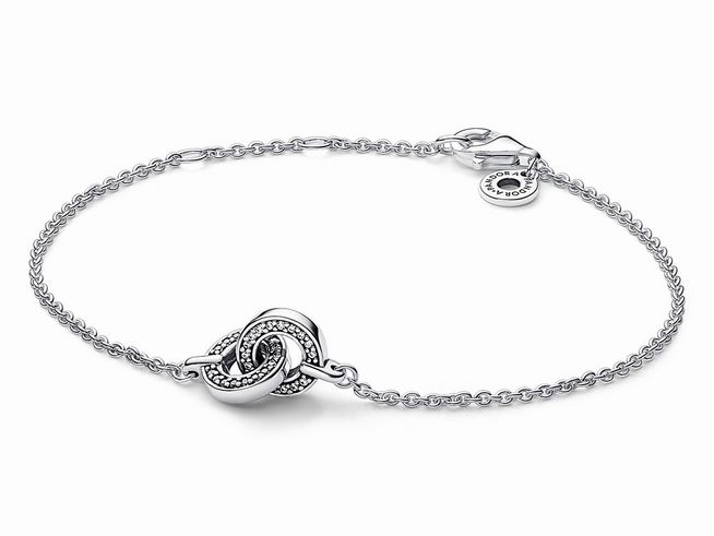 Verschlungenes Pavé-Gliederarmband von Pandora aus Sterling Silber mit Zirkonia, designt mit einem eleganten Knoten-Motiv, ideal für jeden Anlass, Länge 16 cm.