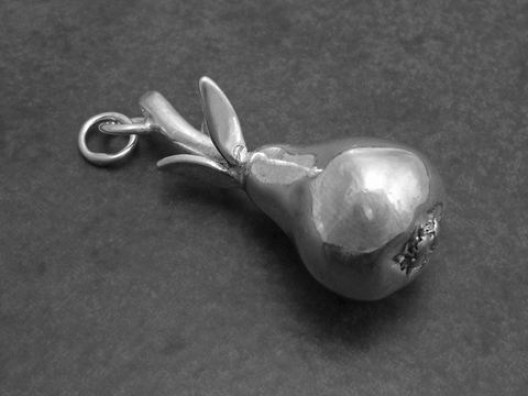 Silber Anhänger in Form einer massiven Birne, detailreich gestaltet mit einem Blatt. Hersteller: Juwelier Harnisch, ideal für Obst- und Pflanzenliebhaber.