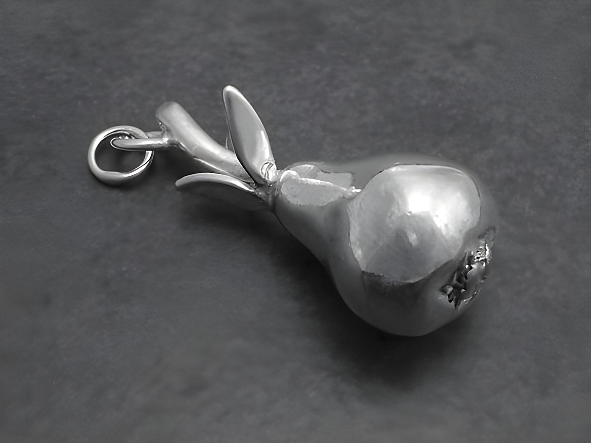 Silber Anhänger in Form einer massiven Birne, detailreich gestaltet mit einem Blatt. Hersteller: Juwelier Harnisch, ideal für Obst- und Pflanzenliebhaber.