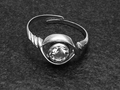 Silberring rho ELEGANT in verstellbarer Größe mit einem großen Bergkristall, rhodiniert, hergestellt von Juwelier Harnisch, auf dunklem Hintergrund abgebildet.