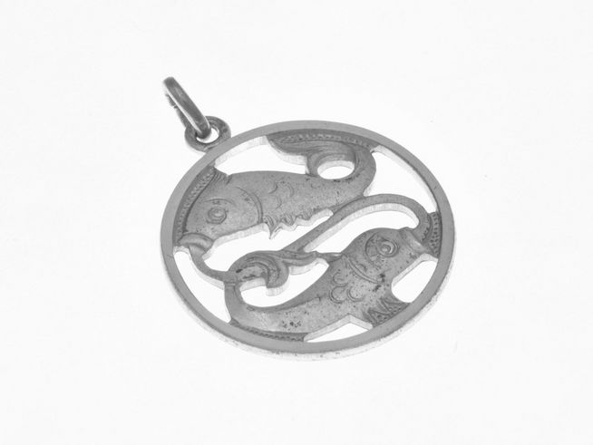 303145-0 Anhänger für das Sternzeichen Fische aus teilmattiertem Sterling Silber, gefertigt vom Juwelier Harnisch, zeigt zwei stilisierte Fische in einem kreisförmigen Design.