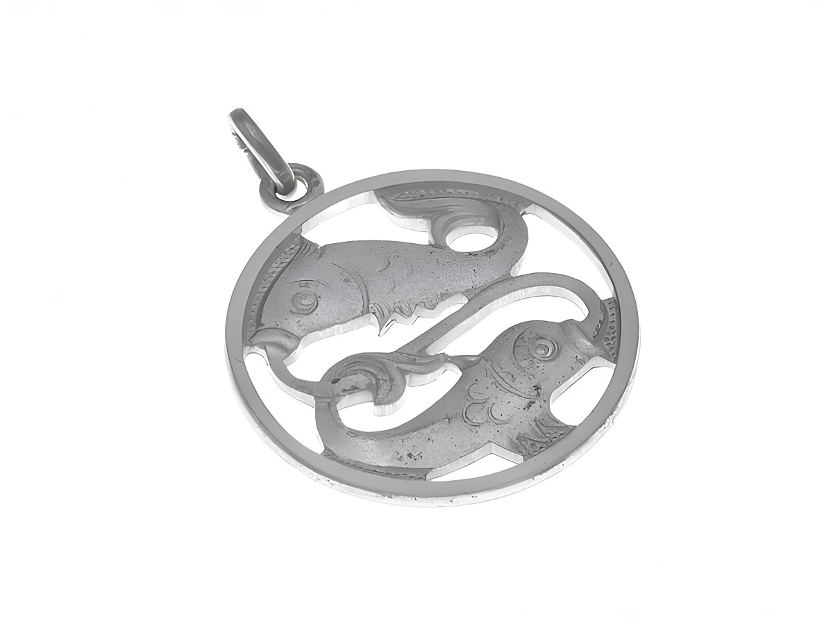 Anhänger für das Sternzeichen Fische aus teilmattiertem Sterling Silber, gefertigt vom Juwelier Harnisch, zeigt zwei stilisierte Fische in einem kreisförmigen Design.