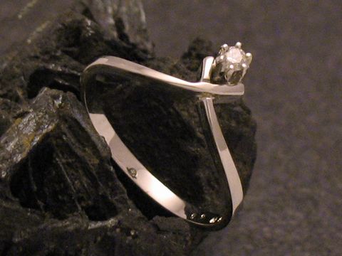 Eleganter Weißgoldring aus Weißgold 585 mit einem Brillanten, Größe 57, Hersteller Juwelier Harnisch, bis Größe 58/18,5, stilvolles Design und hochwertige Verarbeitung.