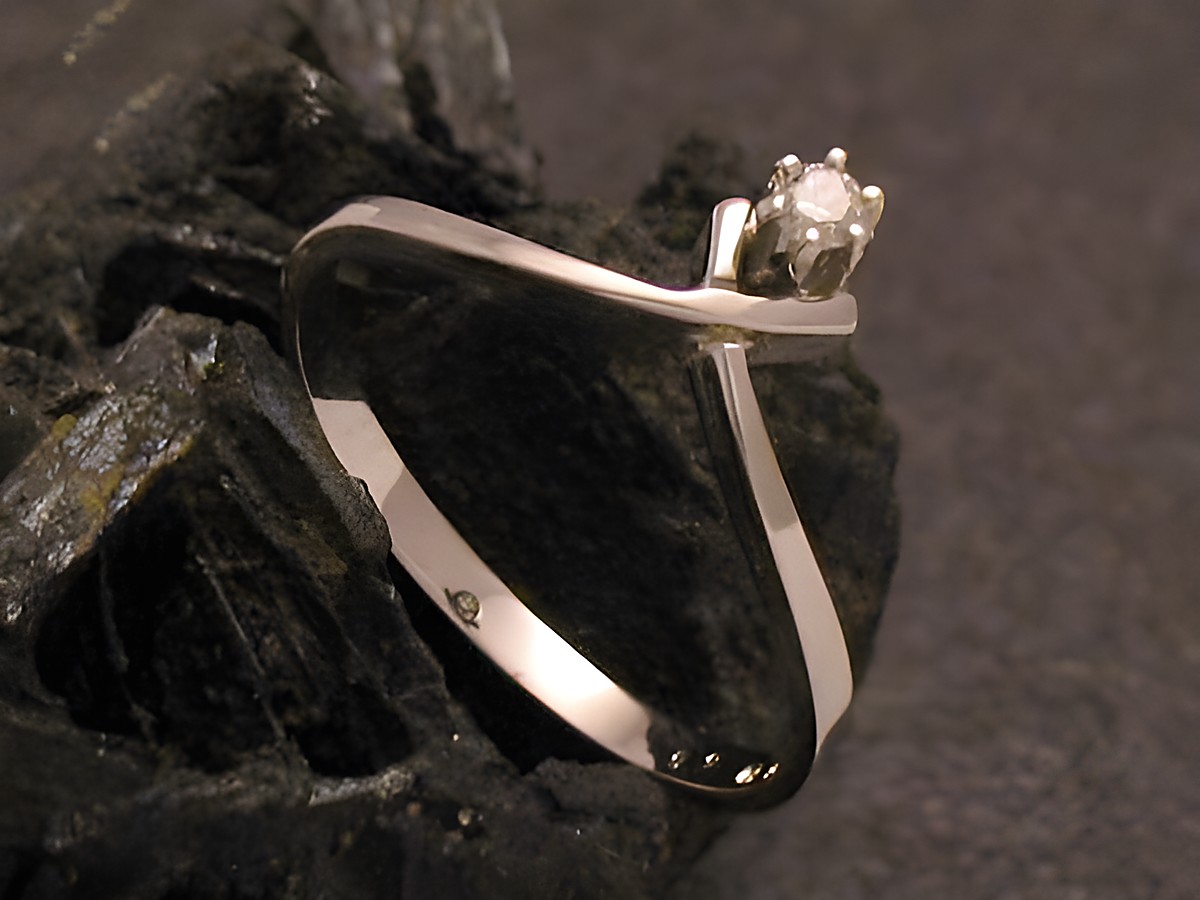 Eleganter Weißgoldring aus Weißgold 585 mit einem Brillanten, Größe 57, Hersteller Juwelier Harnisch, bis Größe 58/18,5, stilvolles Design und hochwertige Verarbeitung.