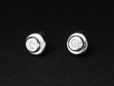Silber Ohrringe Kreis Ohrstecker rhodiniert mit Zirkonia vom Juwelier Harnisch, elegantes Design und zeitloser Stil ideal für jeden Anlass.
